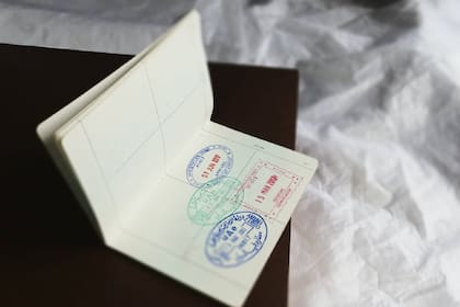 Si la persona no tiene el Formulario I-131 y su visa original ha expirado, no puede salir del país