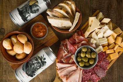 Si la picada va a funcionar como plato principal, hay que calcular 300 gramos por persona entre todos los ingredientes.