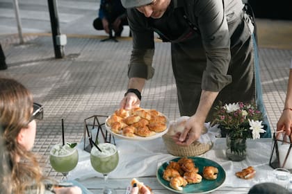 Si la "scaloneta" gana el Mundial regalarán 7886 medialunas, en referencia a los años en los que la selección argentina levantó la dorada