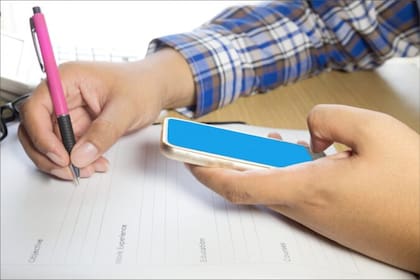 Si las autoridades sorprenden a una persona mientras hace trampa con un celular en un examen de conducir, no podrá volver a presentarse en 30 días