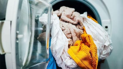 Respetar estas frecuencias de lavado no sólo te asegura de que tu ropa tenga un tiempo de vida útil más prolongado, sino que reduce los niveles de contaminación del agua a raíz del desperdicio de detergentes