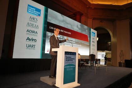 "Si las elecciones salen mal, se acaba el apoyo de Estados Unidos y el dólar se va a cualquier nivel. Y si gana, baja, pero ¿a cuánto? ¿$1300? ¿$1350?”, disparó Arriazu