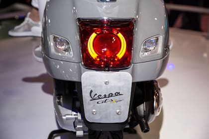 Si las luces delanteras de la moto se perciben débiles o parpadean puede tratarse de un problema con la batería