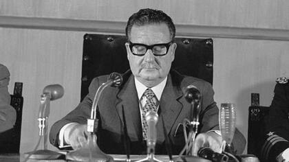 "Si llega la hora, armas tendrá el pueblo", dijo el presidente Salvador Allende en medio del intento de golpe en su contra