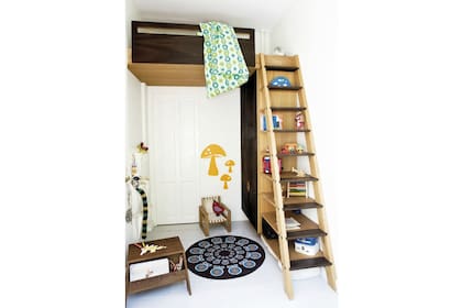 Si los metros son pocos, la creatividad tiene que expandirse: en esta oportunidad, se generó un altillo para ubicar el colchón y así dejar la planta baja libre como espacio de juego