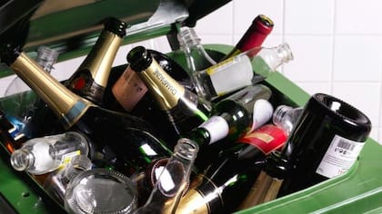 Si los recipientes y botellas de vidrio se encuentran en buenas condiciones, se pueden reutilizar para decorar la casa