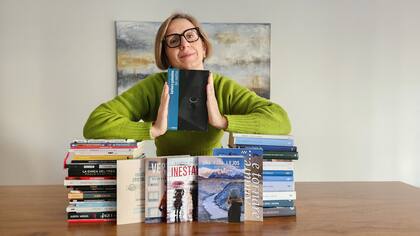“Si me hubiera quedado en Italia creo que hoy sería más estructurada, menos creativa, más aburrida. Y creo que no me habría lanzado a escribir libros. Argentina y todo lo que ha implicado vivir acá, me hicieron más atrevida”, manifiesta.
