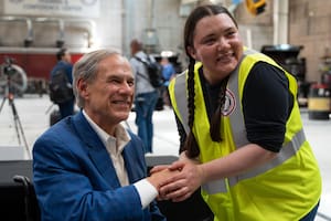 Texas necesita electricistas, soldadores y camioneros: el plan de Abbott para llenar miles de empleos