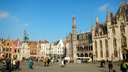 Si miran a la derecha de la escultura, en la torre hay una cartel verde. Ahí se piden mapas gratuitos