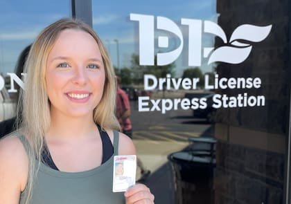 Si no es elegible para presentar la solicitud o renovarla en línea o por correo, debe programar una cita para visitar un centro de licencias de conducir