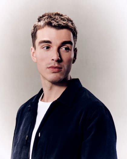 Si no hubiera sido actor Corey Mylchreest habría estudiado Historia o le hubiese gustado ser jugador del Liverpool, el club del que es un verdadero fanático