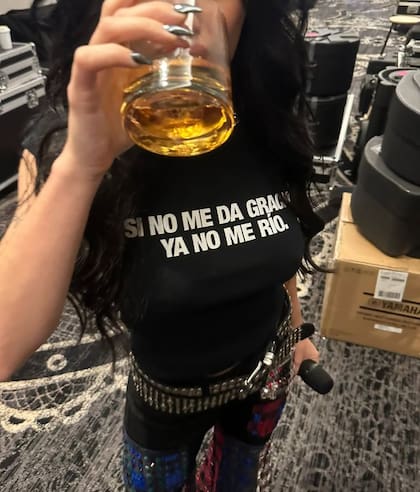 "Si no me da gracias ya no me río", dice la remera de Lali