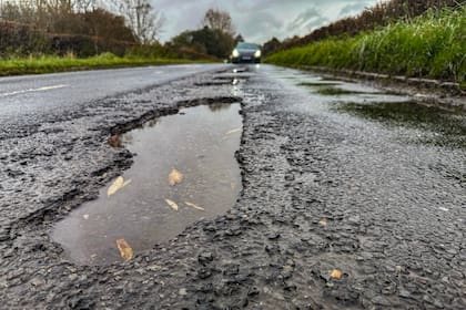 Si no se pueden evitar se deben pasar a una velocidad moderada