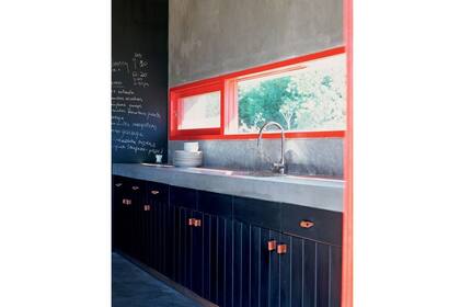 Si no te animás a sumar un tono fluo en los muebles o las paredes, podés jugar con los detalles: tiradores, marcos de puertas y ventanas, jarras, adornos y textiles, entre otras ideas.