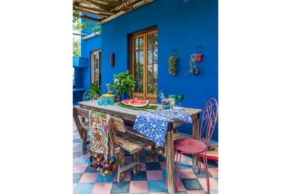 Si no te animás adentro, que sea afuera: azul Francia para un patio con buena vibra