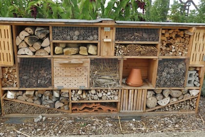 Si queremos conservar la madera de forma orgánica, puede cubrirse con aceite de lino. Además, agregar chapa al "techo" le dará mayor protección ante la lluvia y el rocío.