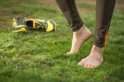 Si querés intentar correr descalzo, haz la transición gradualmente (Foto:Shutterstock)
