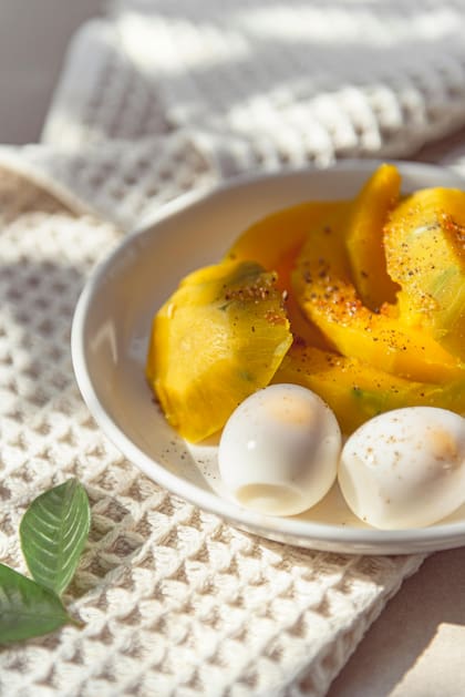 Si querés obtener huevos duros perfectos, lo mejor es ponerlos en agua helada cuando los retires del hervor, esperá unos minutos y ahí mismo retirá la cáscara