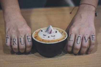 Si querés tomar un buen café de especialidad, no limites la búsqueda a fachadas vidriadas y mesitas en la puerta. Cada vez son más los locales que juegan a las escondidas y se ocultan en espacios diferentes, como un kiosko, un coworking y un banco. Acá te pasamos el dato.