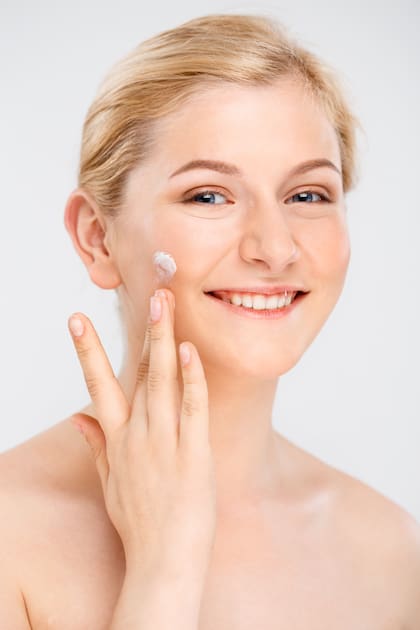 Si se aplica vaselina sobre piel no completamente limpia, puede atrapar suciedad, grasa y bacterias y favoreciendo la aparición de brotes y acné (Foto de carácter ilustrativo: Freepik)