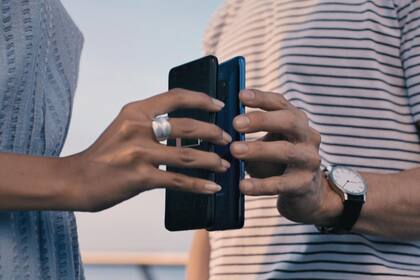 Si se apoya un Huawei Mate 20 Pro contra otro teléfono que tenga carga por inducción, es posible activar una función que permite transferirle energía de su batería de 4200 mAh
