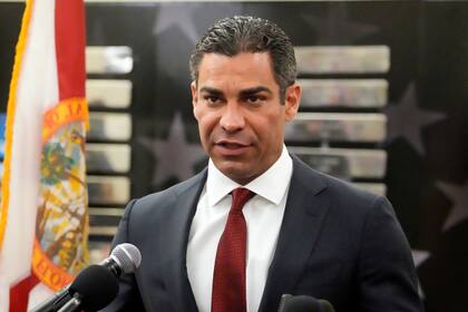 Si se aprueban la iniciativa, el alcalde Suárez cumpliría nueve años en el cargo (AP Foto/Wilfredo Lee)