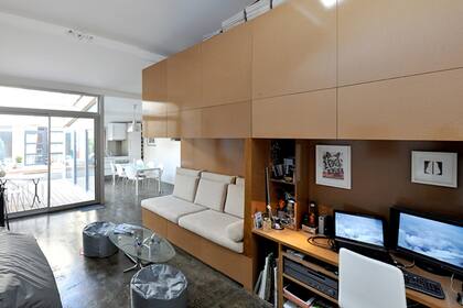 Si se excluye la cocina, el resto de los ambientes de este elegante departamento se concentra en un cajón de 3,60 metros de largo, 3 metros de ancho y 3 de alto