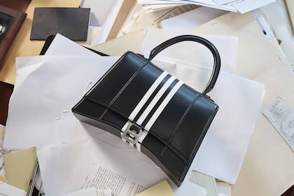 Si se hace zoom en una de las fotos de la cartera lanzada por Balenciaga en colaboración con Adidas, puede verse una hoja con una parte de la sentencia conocida como de “Ascroft v. Free Speech Coalition”.