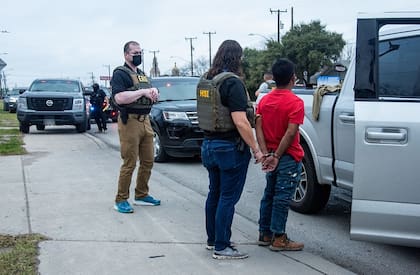 Si se le detiene en una parada de tráfico, tiene derecho a preguntar si el agente pertenece al departamento de policía o de inmigración