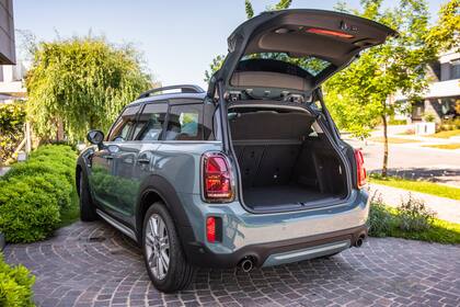 Si se rebaten los asientos traseros de nuevo MINI Countryman se puede ampliar la capacidad del baúl de 450 a 1390 L