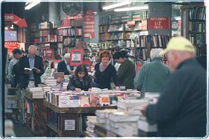 Si se tienen ganas de una salida literaria, la librería Strand Bookstore rebosa de libros usados a buenos precios