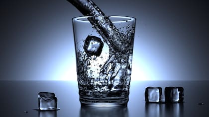 Si se va a consumir alcohol, es importante beber agua entre copas para mantenerse hidratado