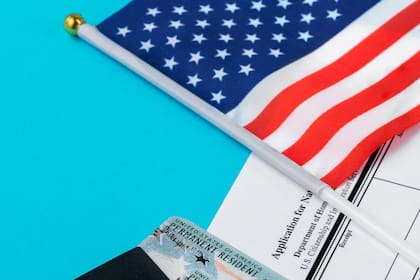 Si se va a solicitar la naturalización en EE.UU., es necesario presentar el Formulario N-400 ante el Uscis