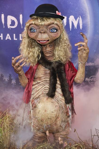 Si se ve bien de cerca el disfraz de Heidi Klum, en el cuello de su E.T. se pueden ver sus ojos, igual que pasa con el disfraz de su famoso marido