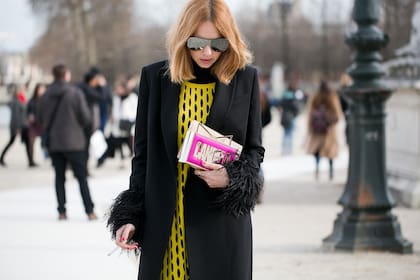 Si sólo podemos elegir una prenda abrigada, seguramente será un tapado negro recto, con algún detalle que lo haga único