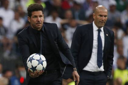 Si sus equipos avanzan, Diego Simeone y Zinédine Zidane se encontrarán en la final y el clásico madrileño definiría la Champions por tercera vez en siete años.