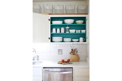 Si te encanta el tono pero no te animás a exponerlo, podés aplicarlo en los interiores de las alacenas. ¡Queda divino! (foto: fbcdn-sphotos-h-a.akamaihd.net).