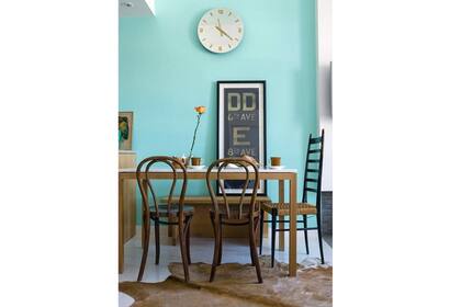 Si tenés un juego de comedor clásico, como estas sillas Thonet, podés levantarlo con un turquesa claro, un tono ideal para darle un aire nuevo a este ambiente de la casa (foto: ishandchi.com).