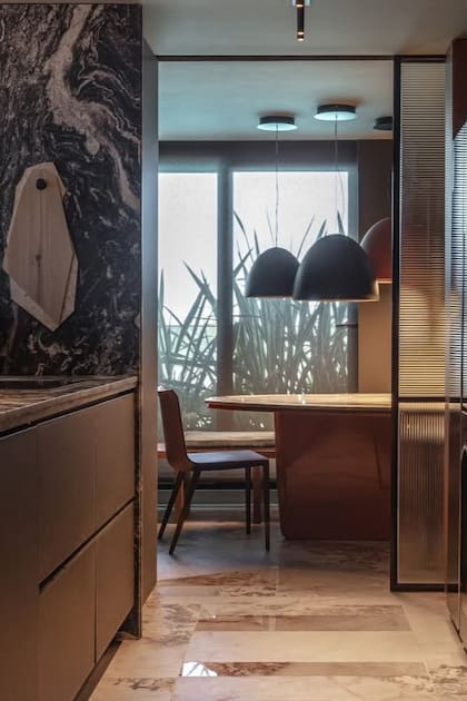 "Si tengo que definir con qué técnica hice mi espacio de Experiencia Living 2026, sería el collage". Lo que nos remite inmediatamente al impactante diseño del piso a partir del cual surge todo el interiorismo.