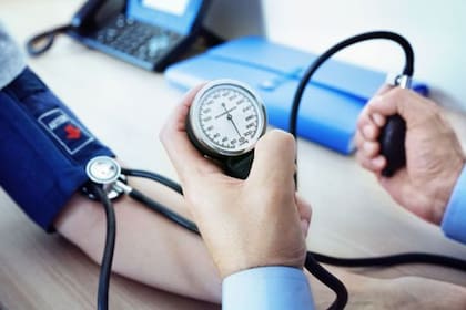 Si tienes presión alta, te contamos cómo puedes averiguar sobre los riesgos