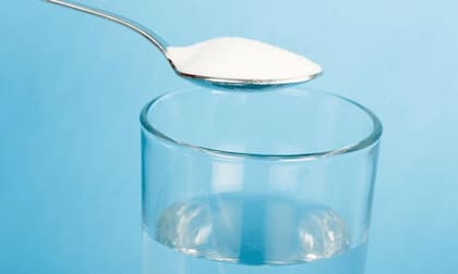 Si tienes una prenda que puede teñir el resto de tu ropa al lavarlo todo junto. Entonces, una solución casera es sumergirla en agua salada antes de lavarla