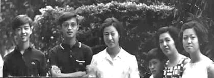 Si todo sale como lo esperan, esta dejará de ser la única foto que tienen los cinco hermanos juntos.