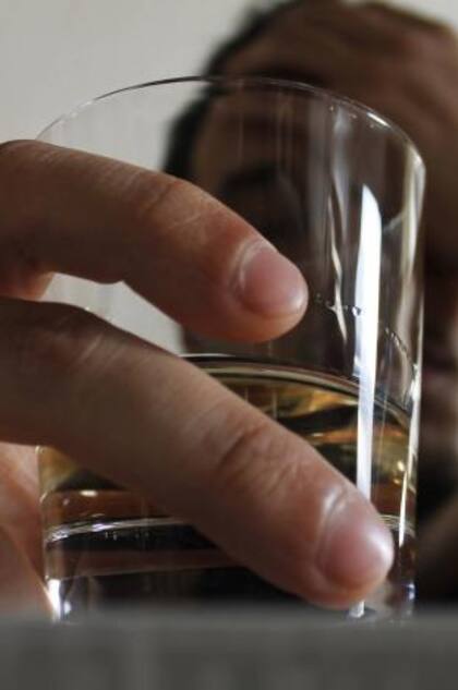 Si toma alcohol en exceso puede repercutir en enfermedades hepáticas
Foto: iStock