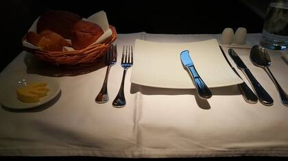 Si tratas a las azafatas y sobrecargos con amabilidad, quizás logres ese asiento de mejor calidad, incluida la comida estilo restaurant que se sirve a quienes tienen el dinero para pagarlo.