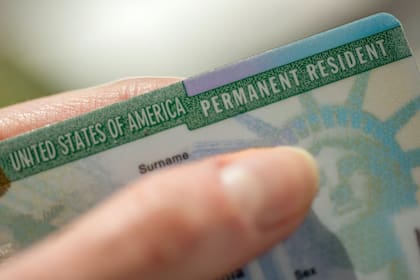 Si un extranjero con residencia permanente en Estados Unidos no cumple con el pago de impuestos puede perder su estatus migratorio (iStock)
