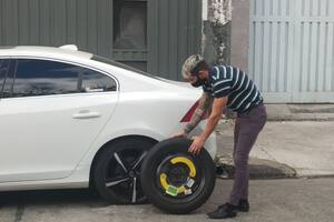 Qué hacer y qué no si se pincha un neumático mientras manejamos: cómo proceder