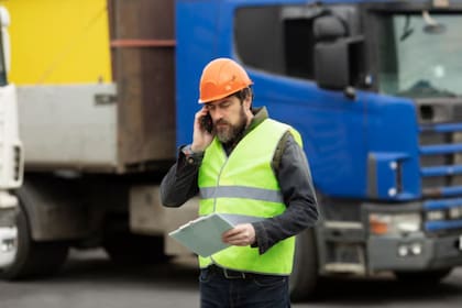 Si un oficial de seguridad determina que el chofer de una unidad comercial es un inmigrante no autorizado, la ley le obliga a tomarlo bajo custodia de inmediato