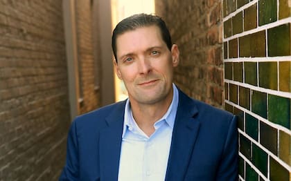 "Si una novela te conmueve de tal manera que haces que se la cuentes a tus amigos, colegas y familiares, entonces es probable que tenga éxito", dice Charlie Donlea