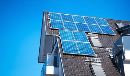 Si una nueva casa utiliza combustibles fósiles debe estar cableada para soportar una futura electrificación e incluir paneles solares