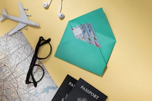 “Si va a permanecer fuera de Estados Unidos por un año o más, usted debe solicitar un permiso de reingreso", informaron